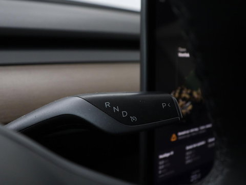 Tesla Model Y Long Range AWD 75 kWh | SOH 94% | Panoramadak | Autopilot | Stoelverwarming | Leder | 360 Camera | Achterbankverwarming | Keyless | Navigatie | Full LED