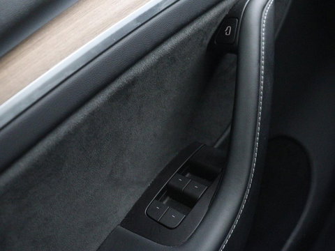 Tesla Model Y Long Range AWD 75 kWh | SOH 94% | Panoramadak | Autopilot | Stoelverwarming | Leder | 360 Camera | Achterbankverwarming | Keyless | Navigatie | Full LED