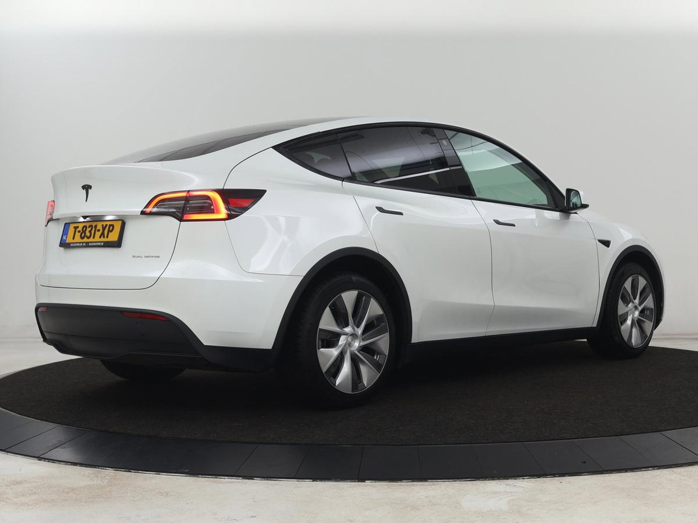 Tesla Model Y Long Range AWD 75 kWh | SOH 94% | Panoramadak | Autopilot | Stoelverwarming | Leder | 360 Camera | Achterbankverwarming | Keyless | Navigatie | Full LED