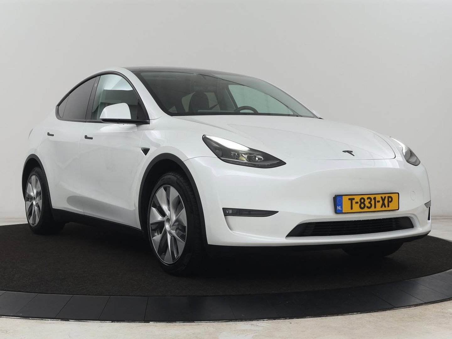 Tesla Model Y Long Range AWD 75 kWh | SOH 94% | Panoramadak | Autopilot | Stoelverwarming | Leder | 360 Camera | Achterbankverwarming | Keyless | Navigatie | Full LED