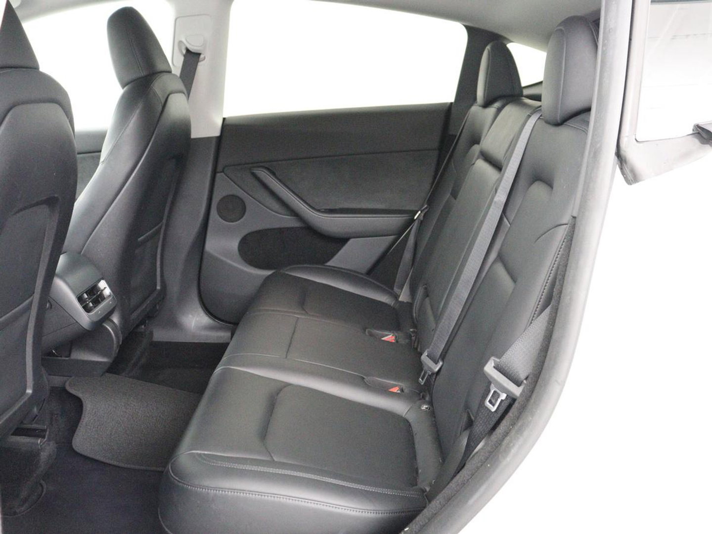 Tesla Model Y Long Range AWD 75 kWh | SOH 94% | Panoramadak | Autopilot | Stoelverwarming | Leder | 360 Camera | Achterbankverwarming | Keyless | Navigatie | Full LED