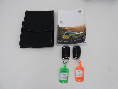 Volkswagen T-Roc 1.5 TSI Sport | Panoramadak | Adaptive cruise | Keyless | Carplay | Navigatie | Full LED | Virtual Cockpit | Climate control | Parkeerhulp | Bluetooth