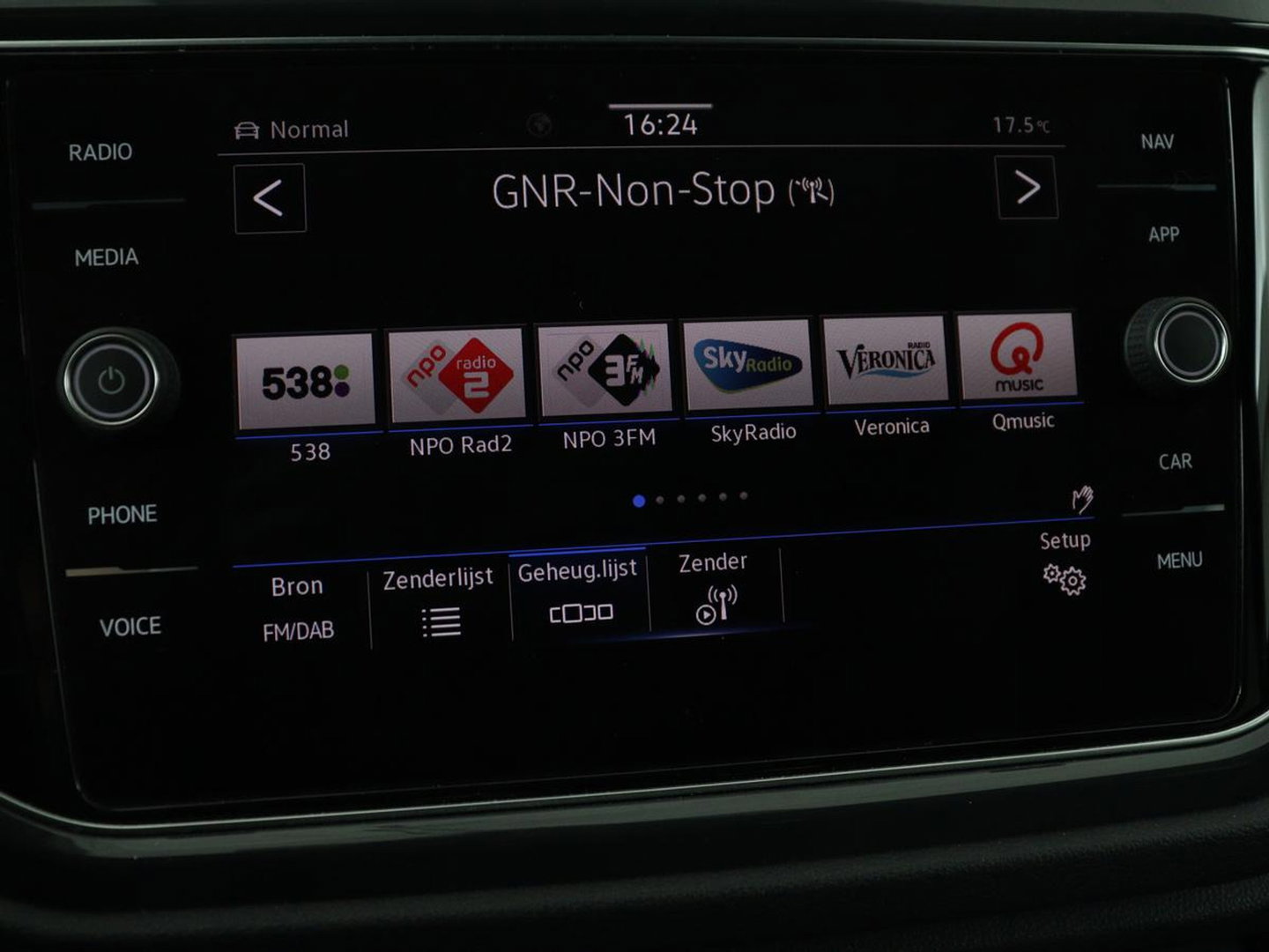 Volkswagen T-Roc 1.5 TSI Sport | Panoramadak | Adaptive cruise | Keyless | Carplay | Navigatie | Full LED | Virtual Cockpit | Climate control | Parkeerhulp | Bluetooth