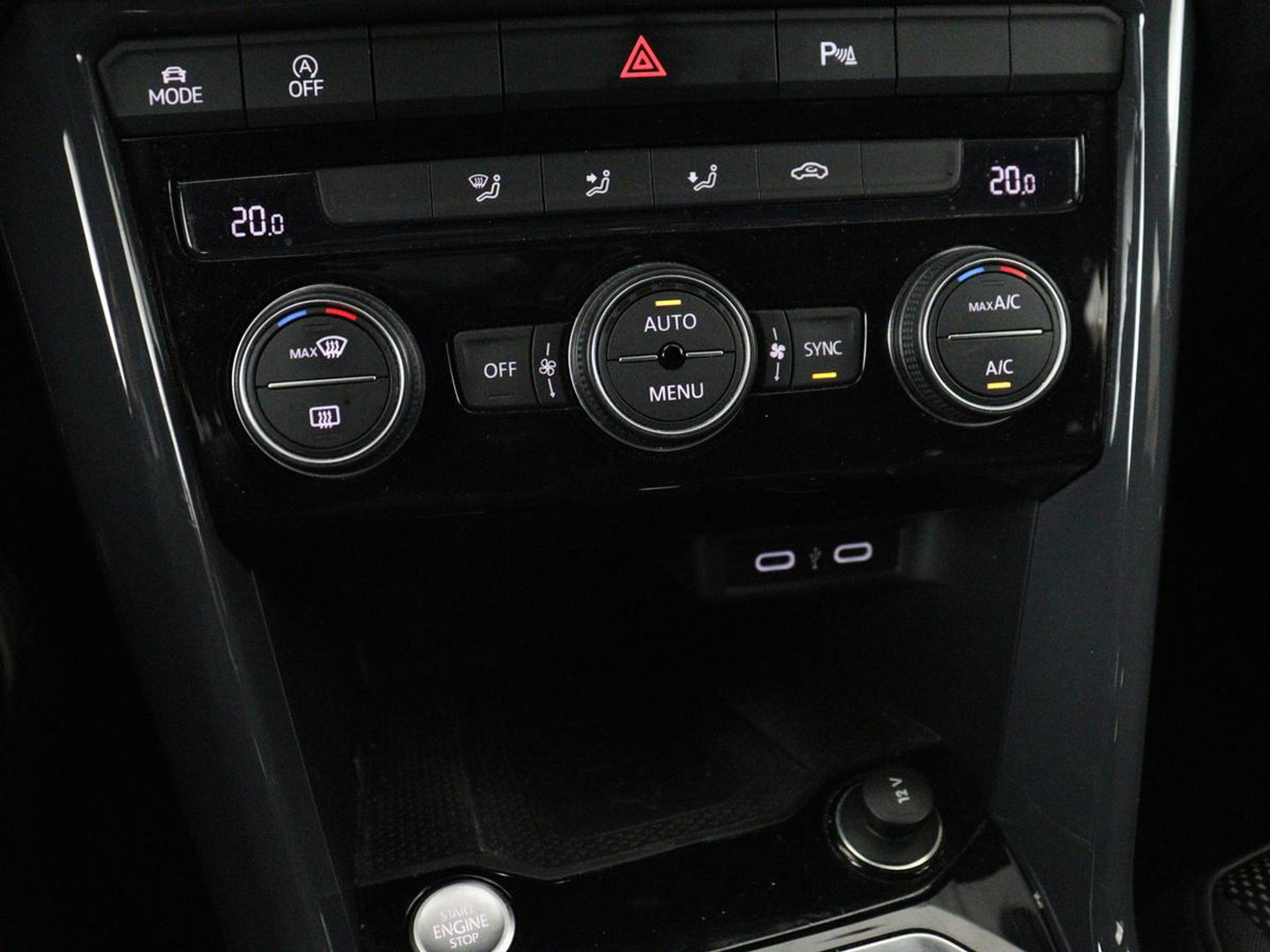 Volkswagen T-Roc 1.5 TSI Sport | Panoramadak | Adaptive cruise | Keyless | Carplay | Navigatie | Full LED | Virtual Cockpit | Climate control | Parkeerhulp | Bluetooth