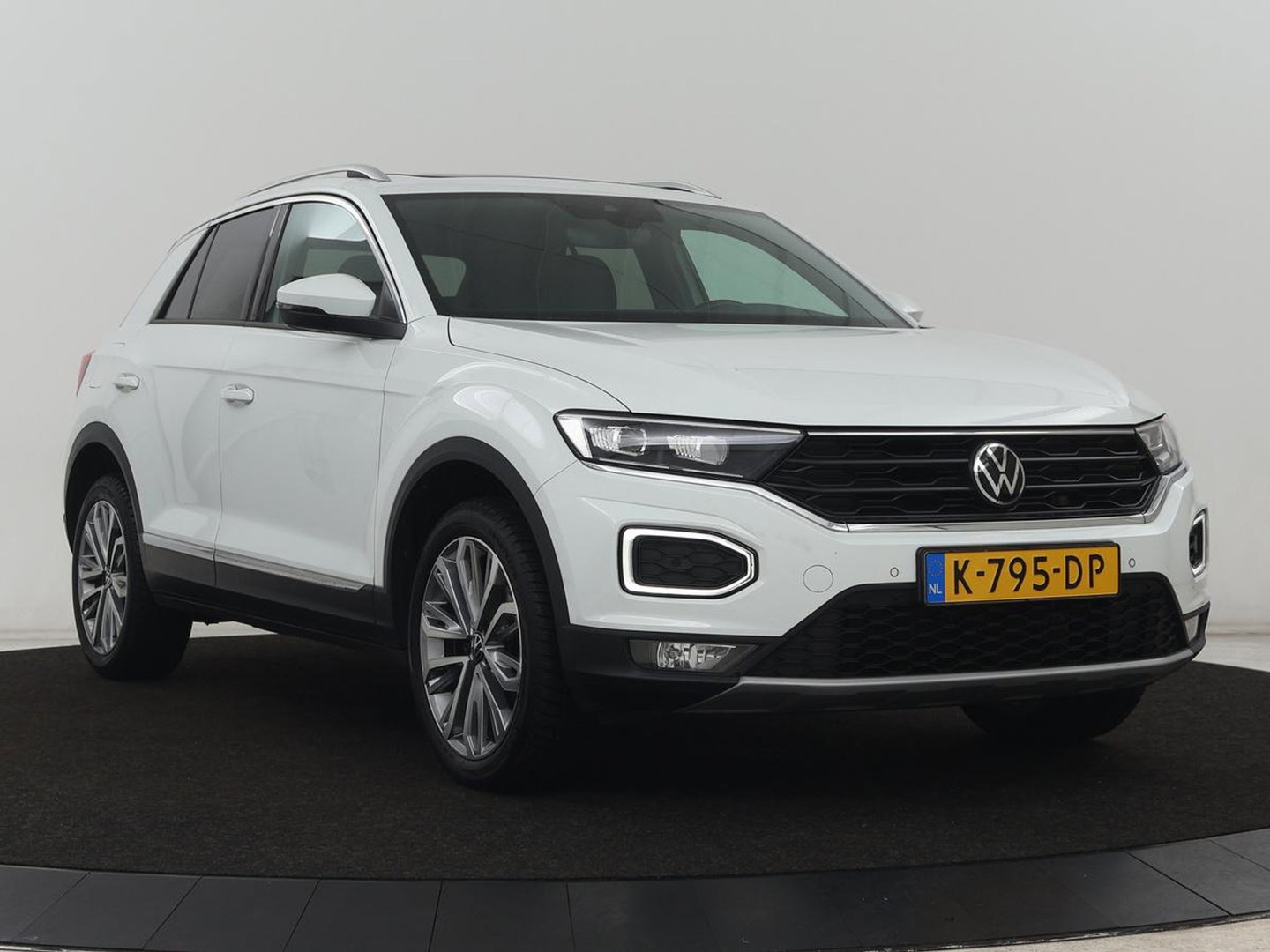 Volkswagen T-Roc 1.5 TSI Sport | Panoramadak | Adaptive cruise | Keyless | Carplay | Navigatie | Full LED | Virtual Cockpit | Climate control | Parkeerhulp | Bluetooth