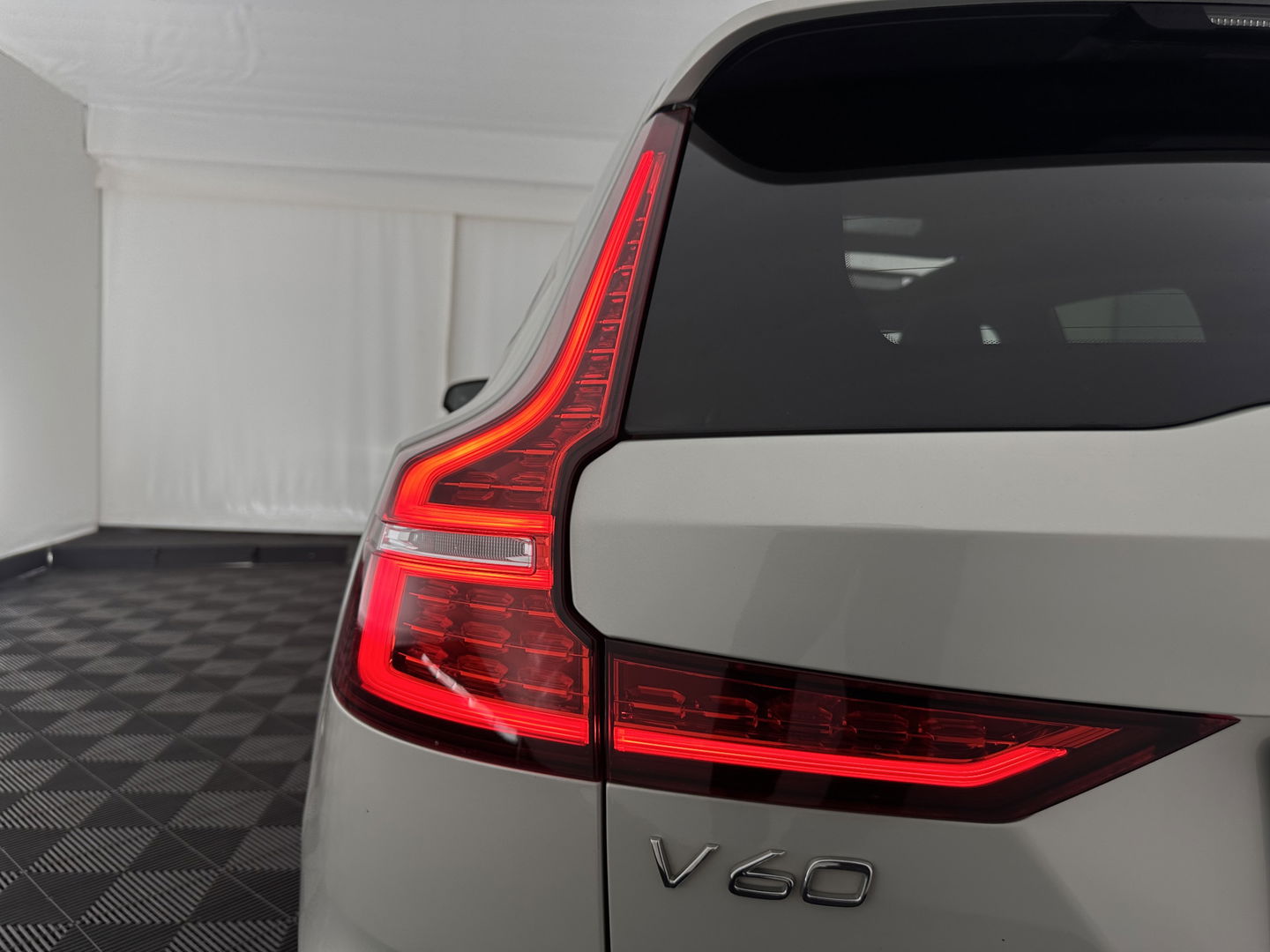 Volvo V60 2.0 T6 Recharge AWD R-Design (Plug-in) (INCL-BTW) Aut. *PANO | LEATHER-MICROFIBRE | FULL-LED | MEMORY-PACK | HARMAN/KARDON | DIGI-COCKPIT | HEATED-SPORTSEATS | KEYLESS | DAB+ | NAVI-FULLMAP | PDC | CRUISE | HEAD-UP | TOWBAR | 19''