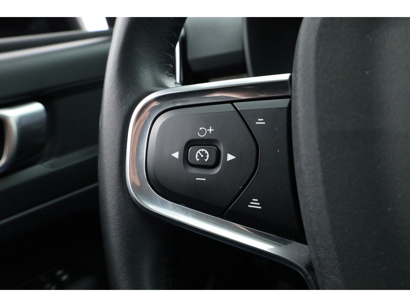 Volvo XC40 1.5 T3 Business | Navi | Elek. Trekhaak | All Seasons | Cruise Ctrl | Elek. Achterklep | CarPlay