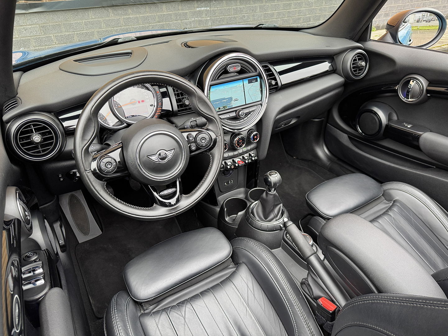 MINI Cabrio 1.5 Cooper Chili Serious Business | Navigatie | Head-Up Display | Leder | LED | Isofix | Parkeersensoren | Rijmodus Regeling | Cruise Control |