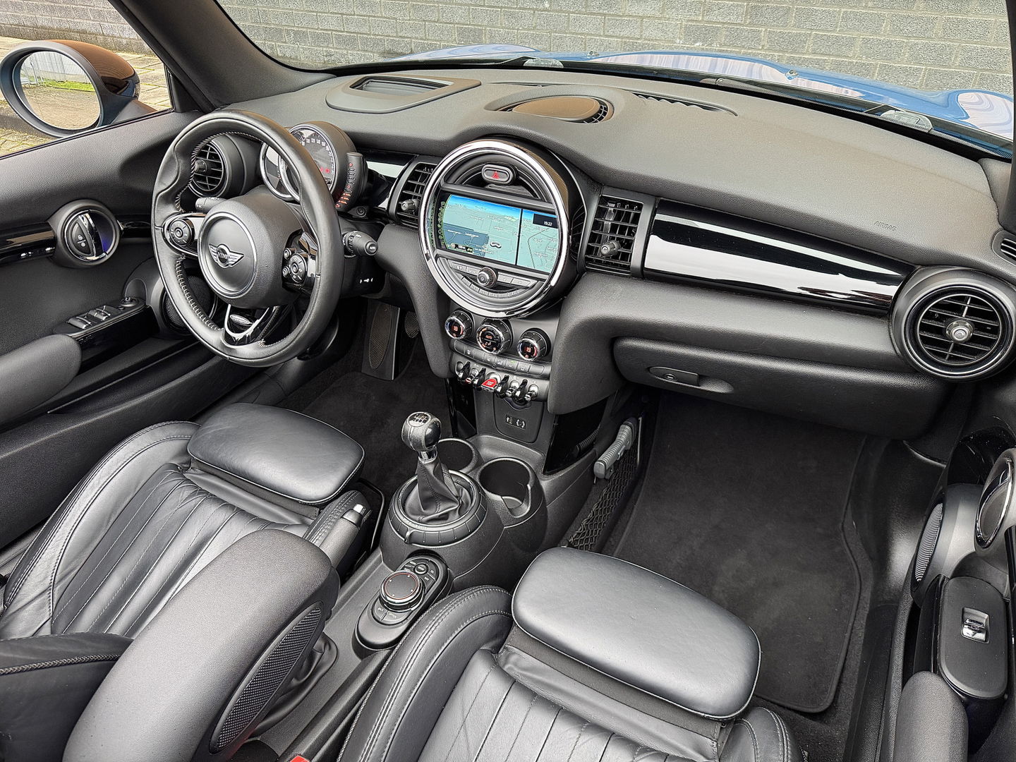 MINI Cabrio 1.5 Cooper Chili Serious Business | Navigatie | Head-Up Display | Leder | LED | Isofix | Parkeersensoren | Rijmodus Regeling | Cruise Control |