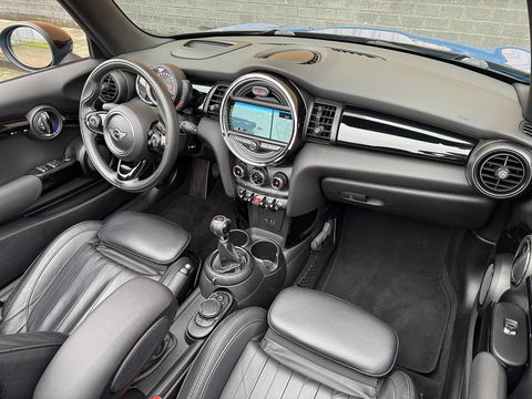 MINI Cabrio 1.5 Cooper Chili Serious Business | Navigatie | Head-Up Display | Leder | LED | Isofix | Parkeersensoren | Rijmodus Regeling | Cruise Control |