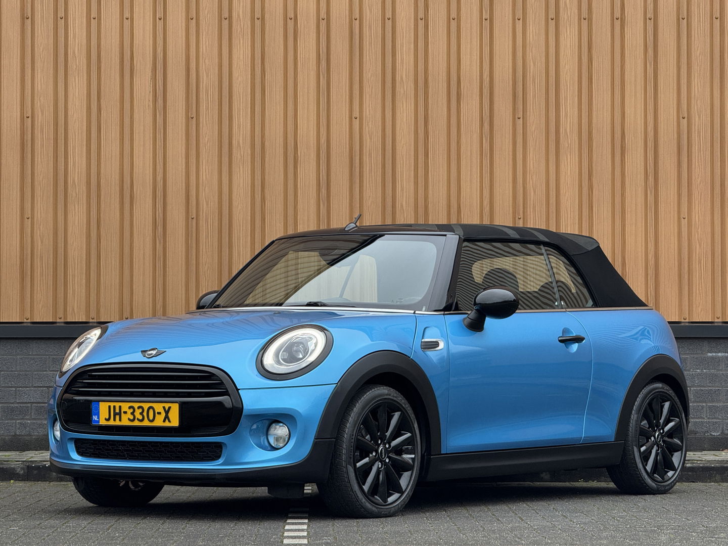 MINI Cabrio 1.5 Cooper Chili Serious Business | Navigatie | Head-Up Display | Leder | LED | Isofix | Parkeersensoren | Rijmodus Regeling | Cruise Control |
