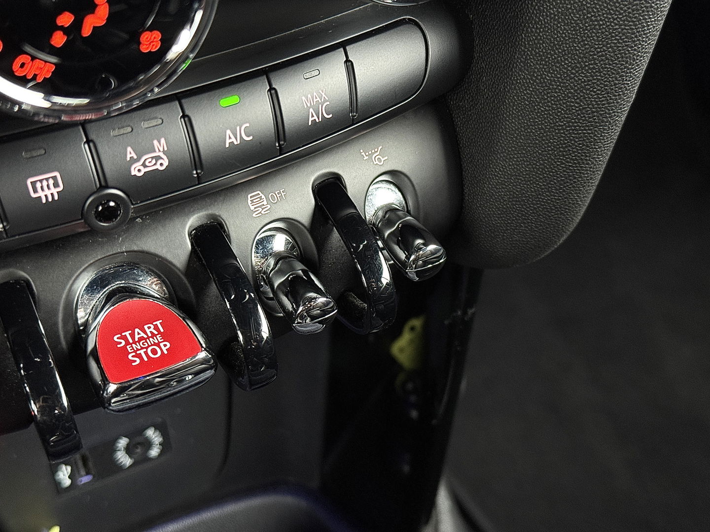 MINI Cabrio 1.5 Cooper Chili Serious Business | Navigatie | Head-Up Display | Leder | LED | Isofix | Parkeersensoren | Rijmodus Regeling | Cruise Control |