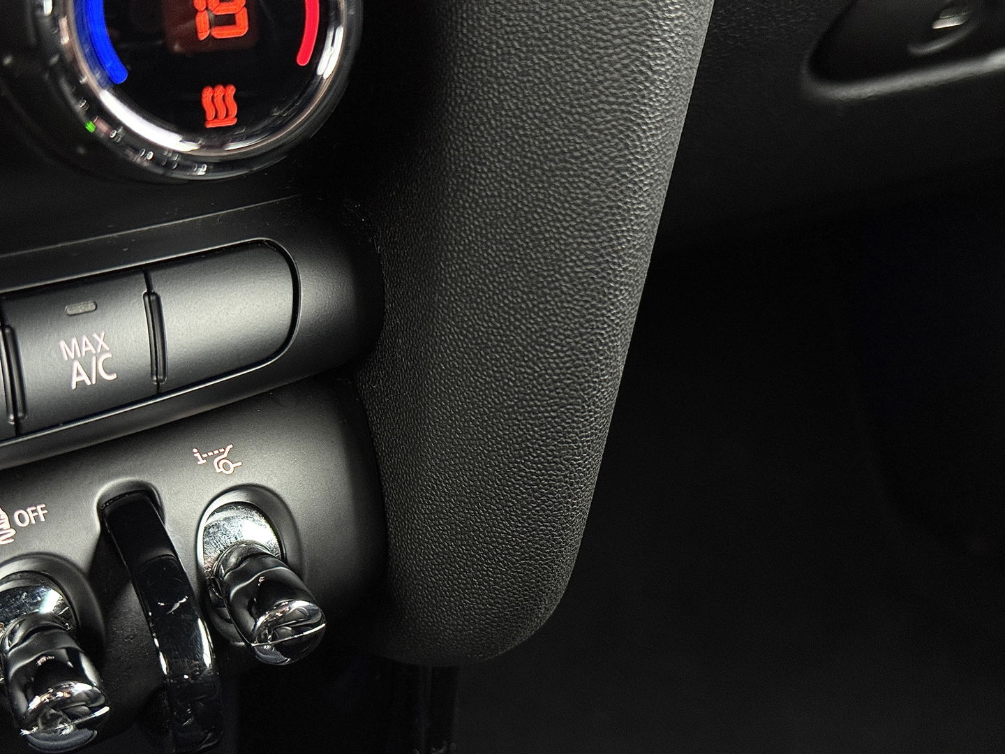 MINI Cabrio 1.5 Cooper Chili Serious Business | Navigatie | Head-Up Display | Leder | LED | Isofix | Parkeersensoren | Rijmodus Regeling | Cruise Control |