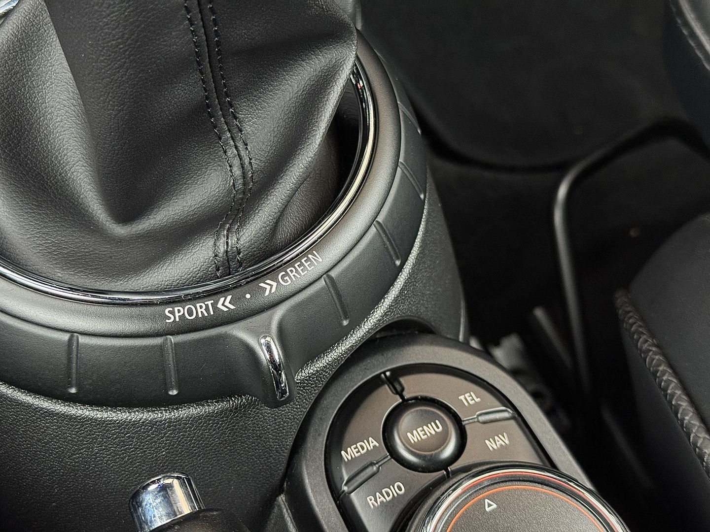 MINI Cabrio 1.5 Cooper Chili Serious Business | Navigatie | Head-Up Display | Leder | LED | Isofix | Parkeersensoren | Rijmodus Regeling | Cruise Control |