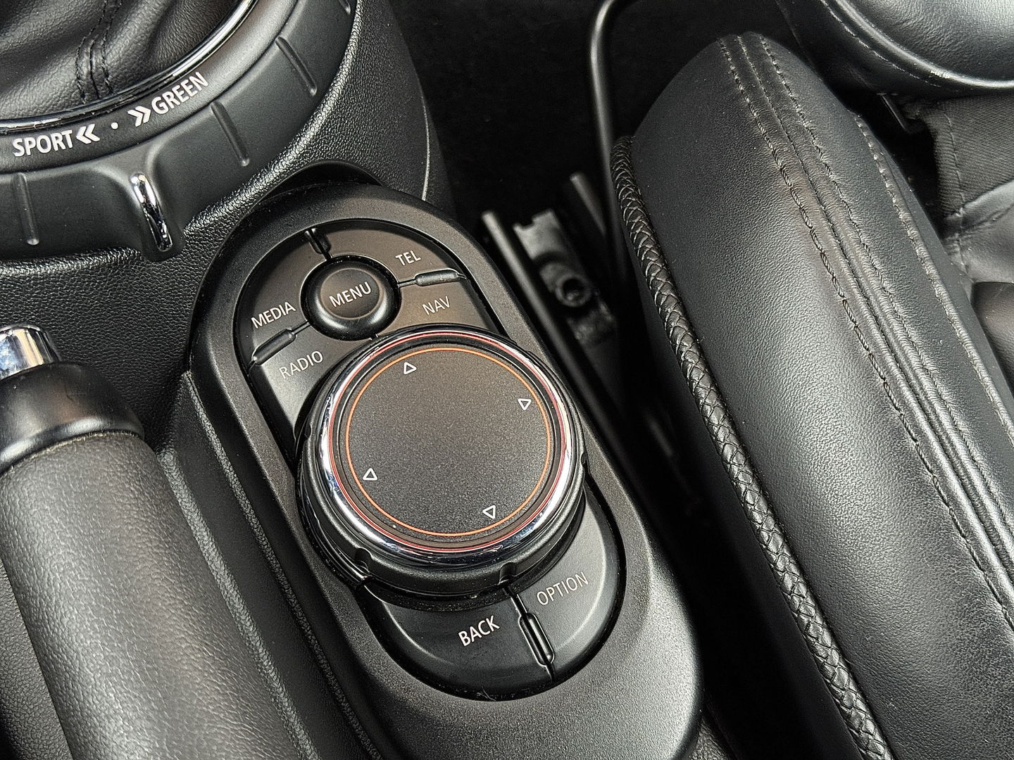 MINI Cabrio 1.5 Cooper Chili Serious Business | Navigatie | Head-Up Display | Leder | LED | Isofix | Parkeersensoren | Rijmodus Regeling | Cruise Control |