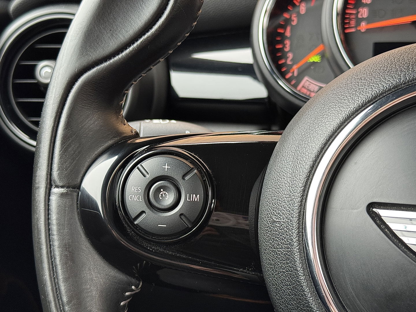 MINI Cabrio 1.5 Cooper Chili Serious Business | Navigatie | Head-Up Display | Leder | LED | Isofix | Parkeersensoren | Rijmodus Regeling | Cruise Control |