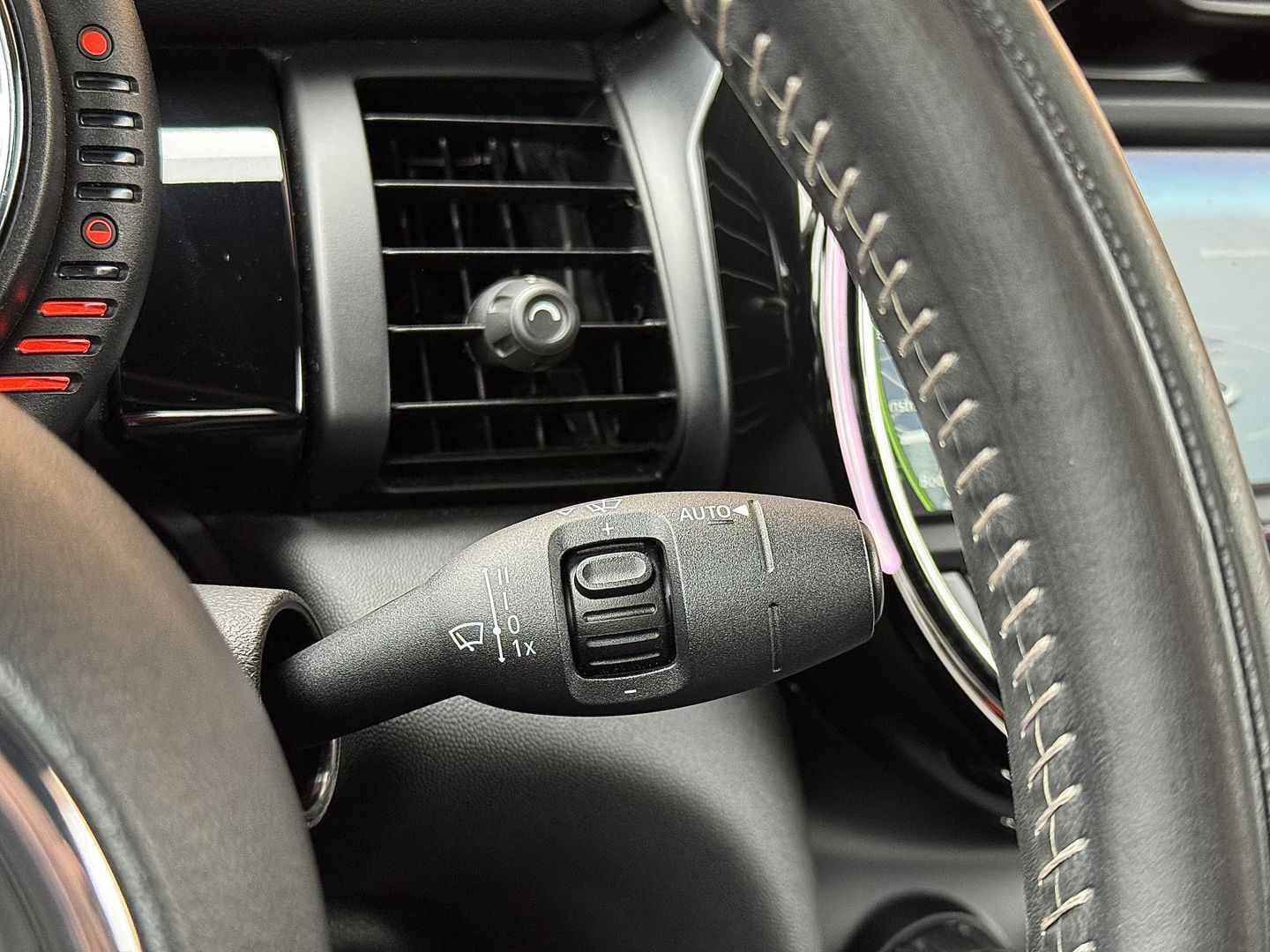 MINI Cabrio 1.5 Cooper Chili Serious Business | Navigatie | Head-Up Display | Leder | LED | Isofix | Parkeersensoren | Rijmodus Regeling | Cruise Control |