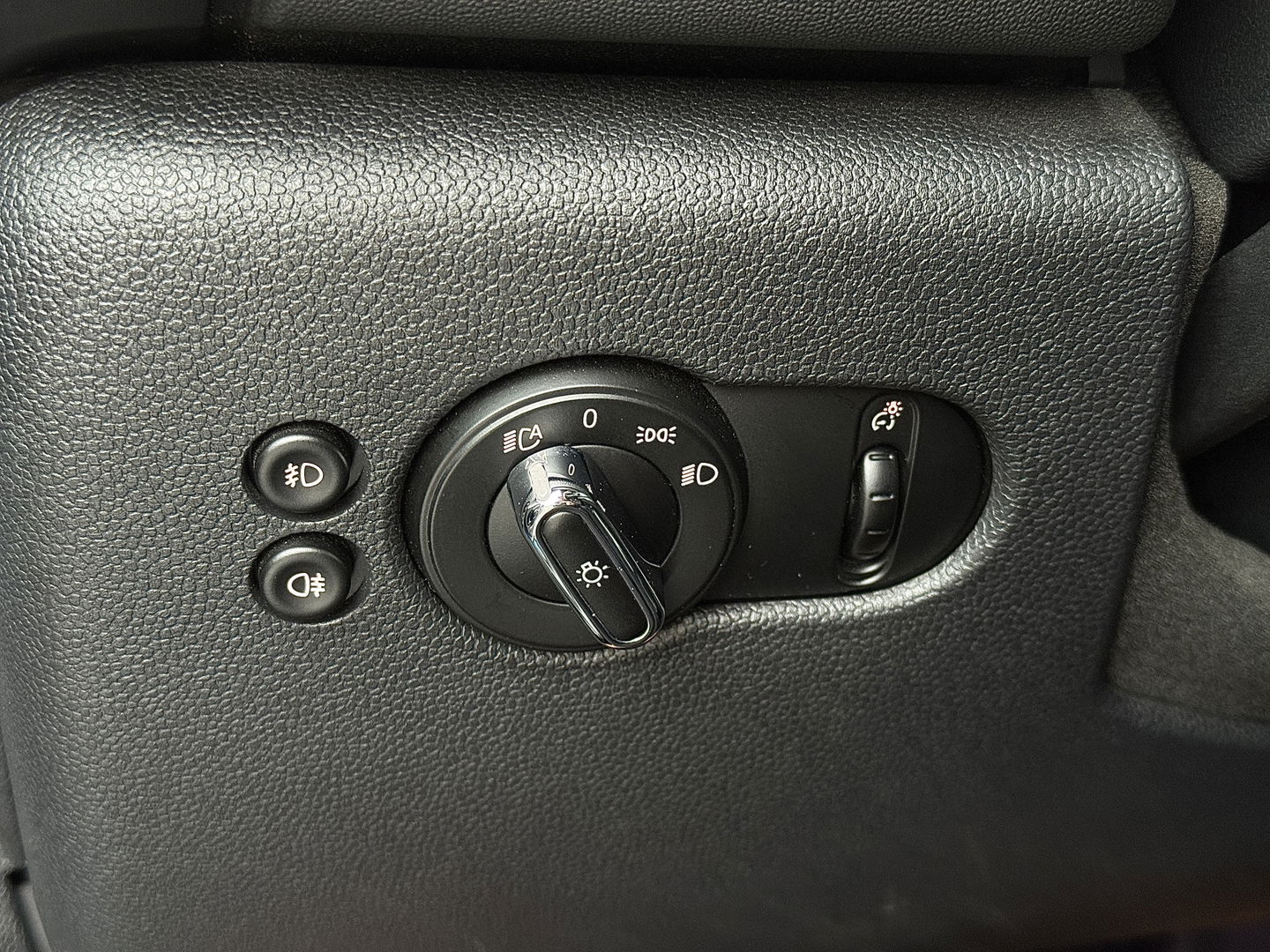 MINI Cabrio 1.5 Cooper Chili Serious Business | Navigatie | Head-Up Display | Leder | LED | Isofix | Parkeersensoren | Rijmodus Regeling | Cruise Control |