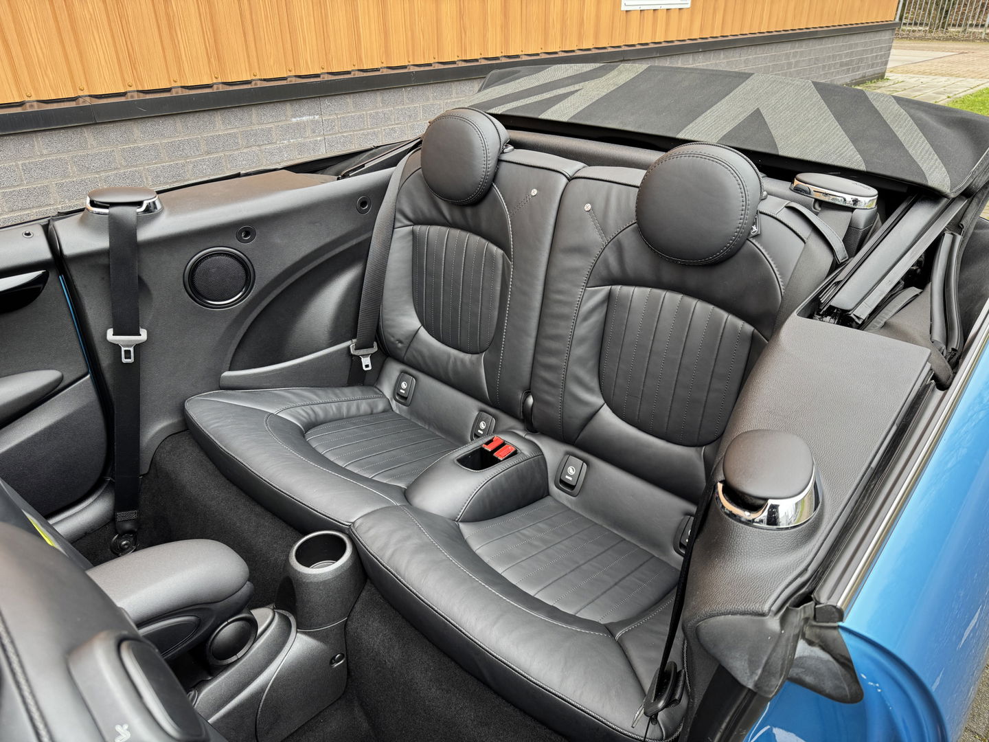 MINI Cabrio 1.5 Cooper Chili Serious Business | Navigatie | Head-Up Display | Leder | LED | Isofix | Parkeersensoren | Rijmodus Regeling | Cruise Control |