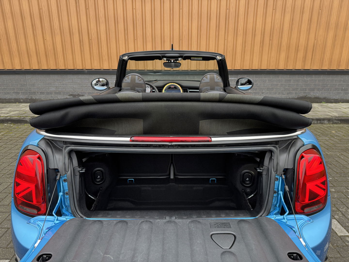 MINI Cabrio 1.5 Cooper Chili Serious Business | Navigatie | Head-Up Display | Leder | LED | Isofix | Parkeersensoren | Rijmodus Regeling | Cruise Control |