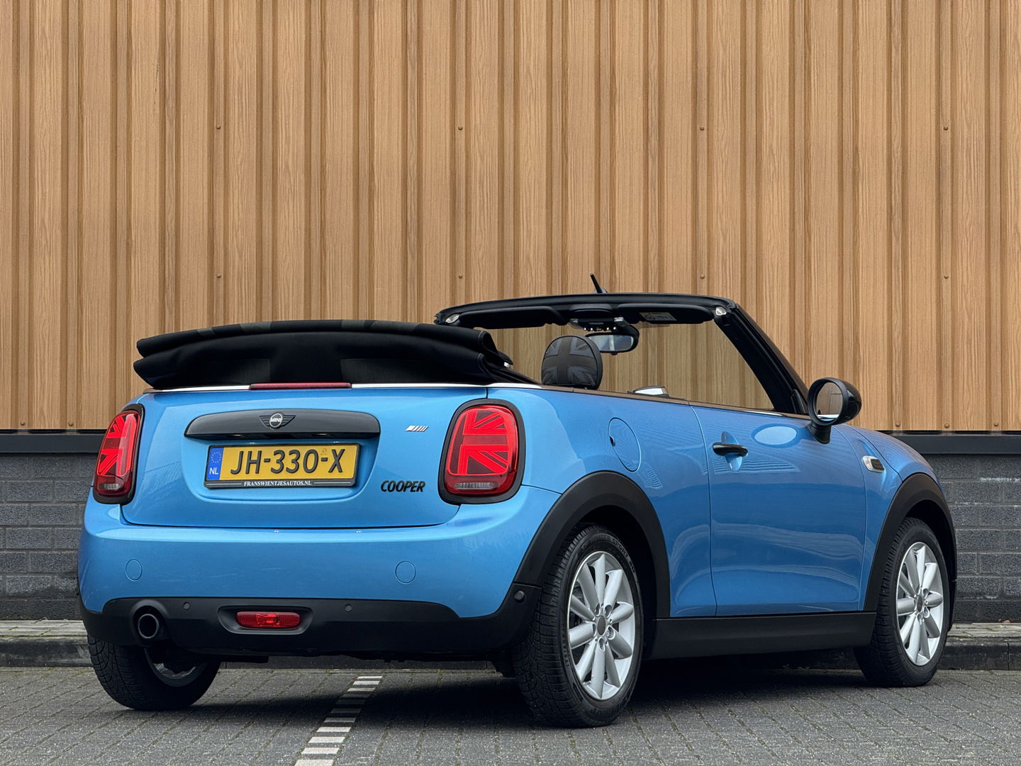 MINI Cabrio 1.5 Cooper Chili Serious Business | Navigatie | Head-Up Display | Leder | LED | Isofix | Parkeersensoren | Rijmodus Regeling | Cruise Control |