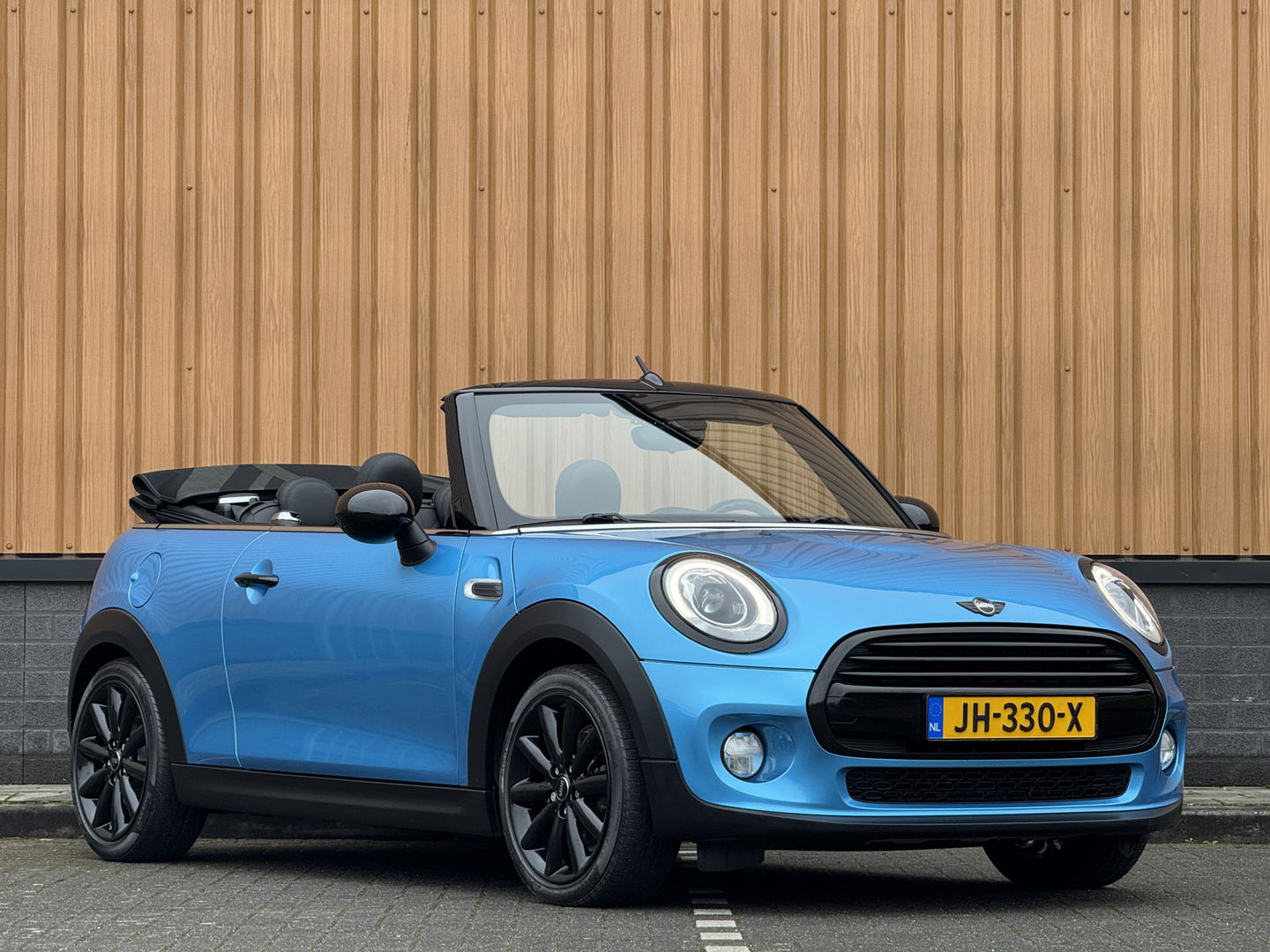 MINI Cabrio 1.5 Cooper Chili Serious Business | Navigatie | Head-Up Display | Leder | LED | Isofix | Parkeersensoren | Rijmodus Regeling | Cruise Control |