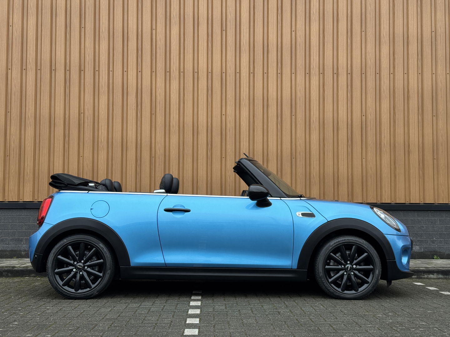 MINI Cabrio 1.5 Cooper Chili Serious Business | Navigatie | Head-Up Display | Leder | LED | Isofix | Parkeersensoren | Rijmodus Regeling | Cruise Control |