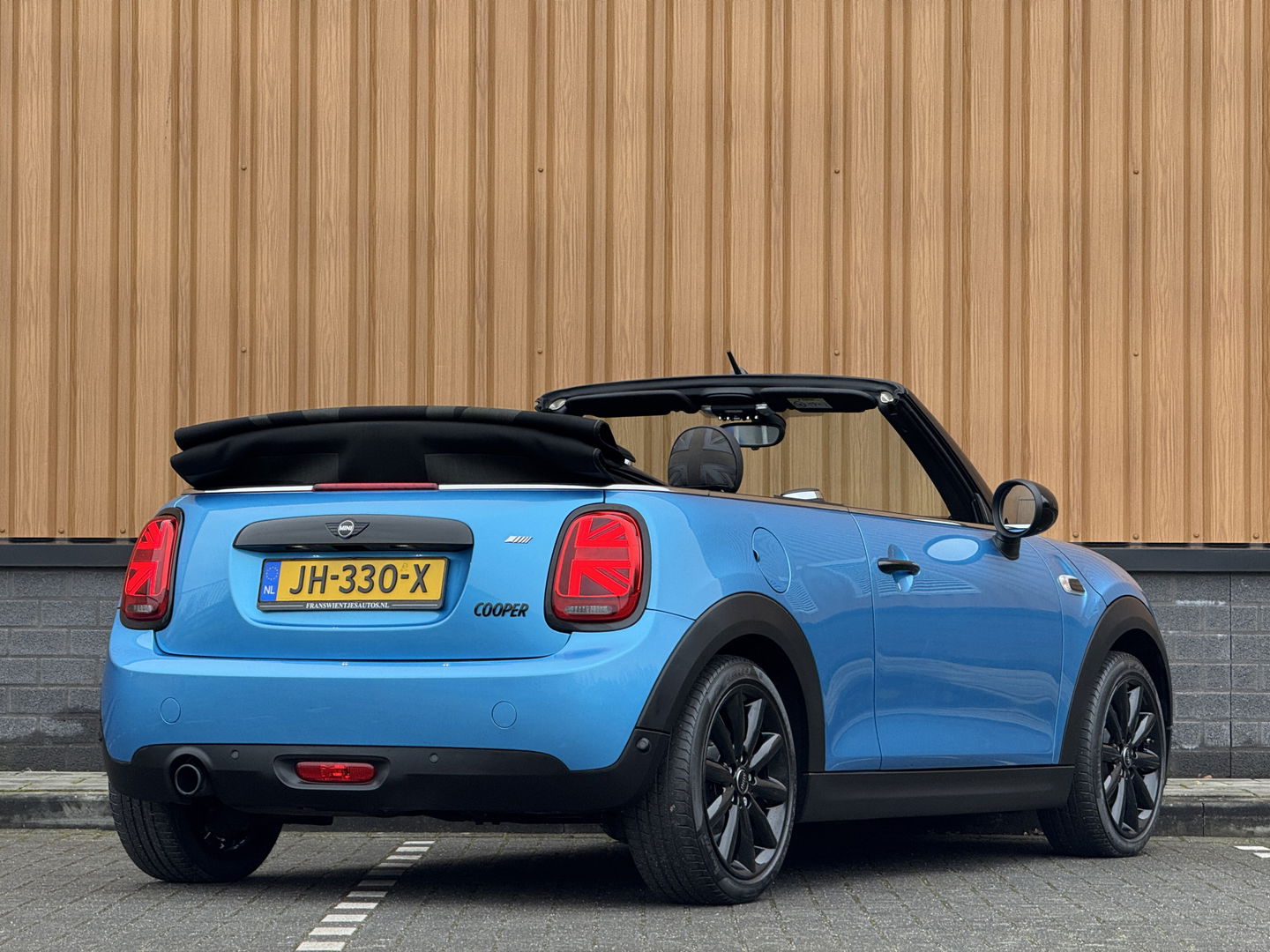 MINI Cabrio 1.5 Cooper Chili Serious Business | Navigatie | Head-Up Display | Leder | LED | Isofix | Parkeersensoren | Rijmodus Regeling | Cruise Control |