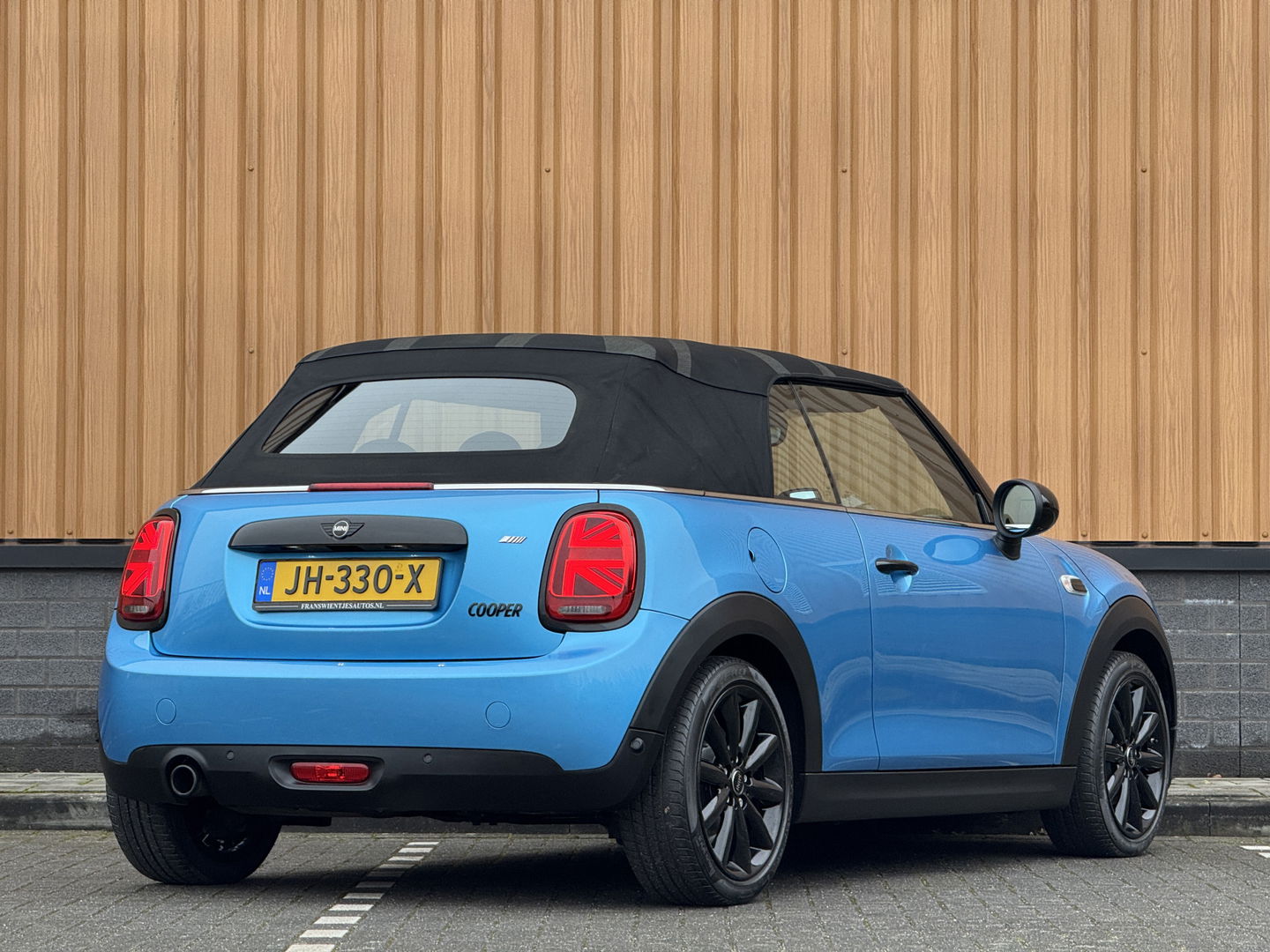 MINI Cabrio 1.5 Cooper Chili Serious Business | Navigatie | Head-Up Display | Leder | LED | Isofix | Parkeersensoren | Rijmodus Regeling | Cruise Control |