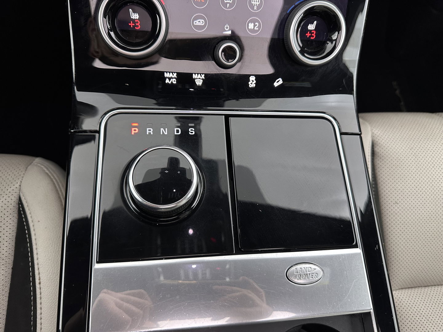 Land Rover Range Rover Velar 2.0 I4 AWD R-Dynamic HSE Aut. *PANO | HEAD-UP | LEATHER | FULL-LED | MEMORY-PACK | BLIND-SPOT | MERIDIAN-SURROUND | DIGI-COCKPIT | CAMERA | KEYLESS | HEATED-COMFORTSEATS | PRIVACY-GLASS | SHIFT-PADDLES | 21 "ALU*