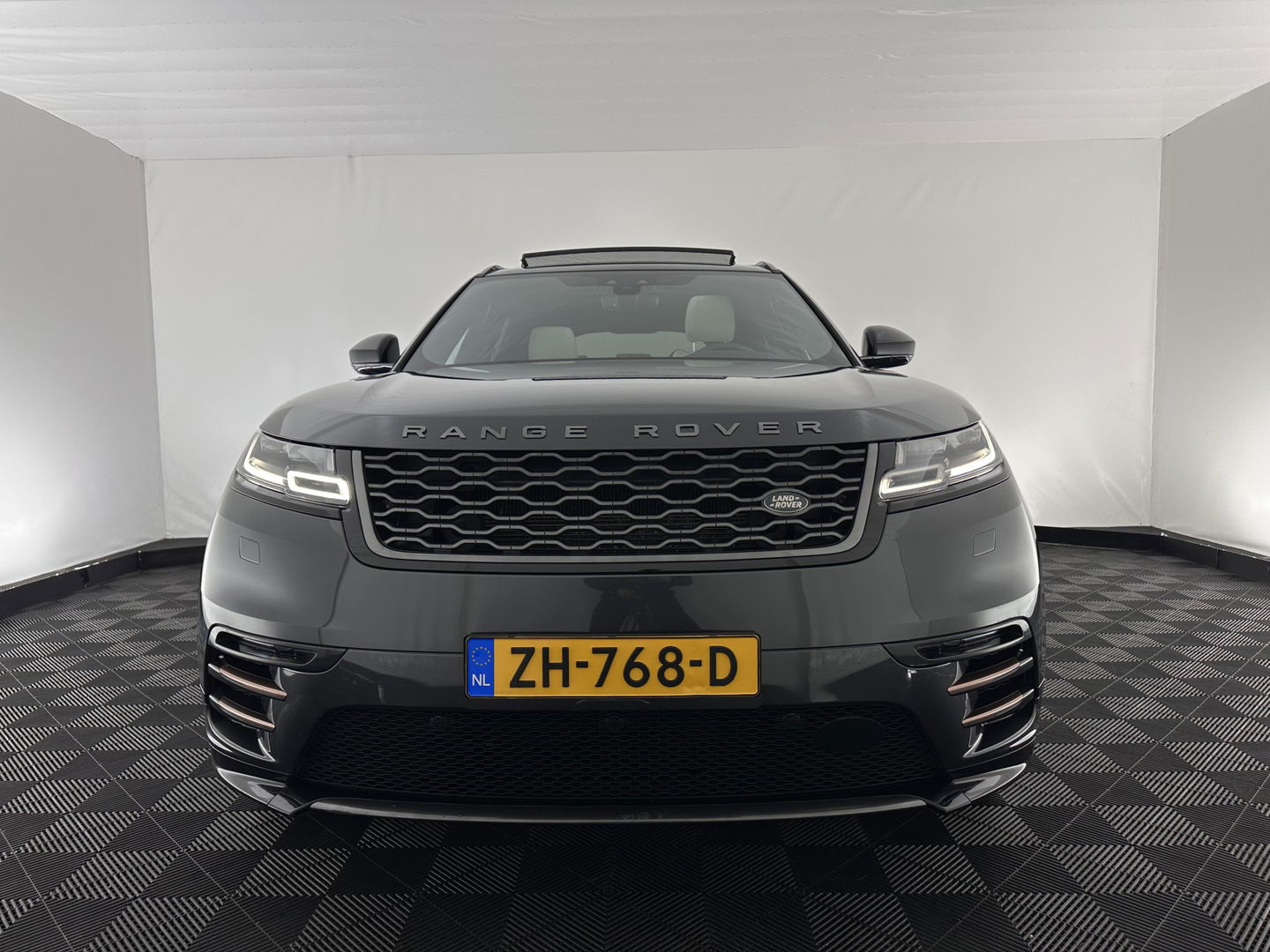 Land Rover Range Rover Velar 2.0 I4 AWD R-Dynamic HSE Aut. *PANO | HEAD-UP | LEATHER | FULL-LED | MEMORY-PACK | BLIND-SPOT | MERIDIAN-SURROUND | DIGI-COCKPIT | CAMERA | KEYLESS | HEATED-COMFORTSEATS | PRIVACY-GLASS | SHIFT-PADDLES | 21 "ALU*