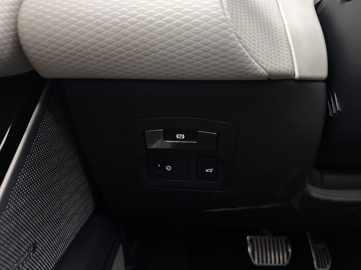 Land Rover Range Rover Velar 2.0 I4 AWD R-Dynamic HSE Aut. *PANO | HEAD-UP | LEATHER | FULL-LED | MEMORY-PACK | BLIND-SPOT | MERIDIAN-SURROUND | DIGI-COCKPIT | CAMERA | KEYLESS | HEATED-COMFORTSEATS | PRIVACY-GLASS | SHIFT-PADDLES | 21 "ALU*