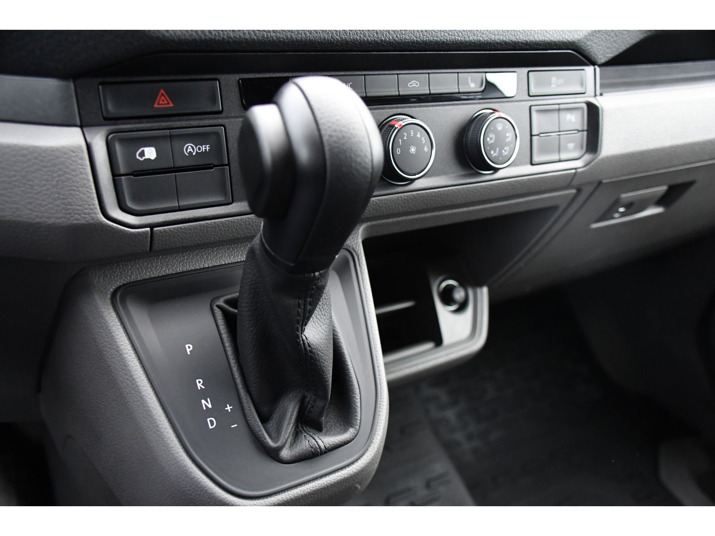 Volkswagen Crafter 30 2.0 TDI L3H3 PB Edition Camera, Carplay, Stoelverwarming, Sensoren, 140pk, Automaat, multimedia, Uniek!