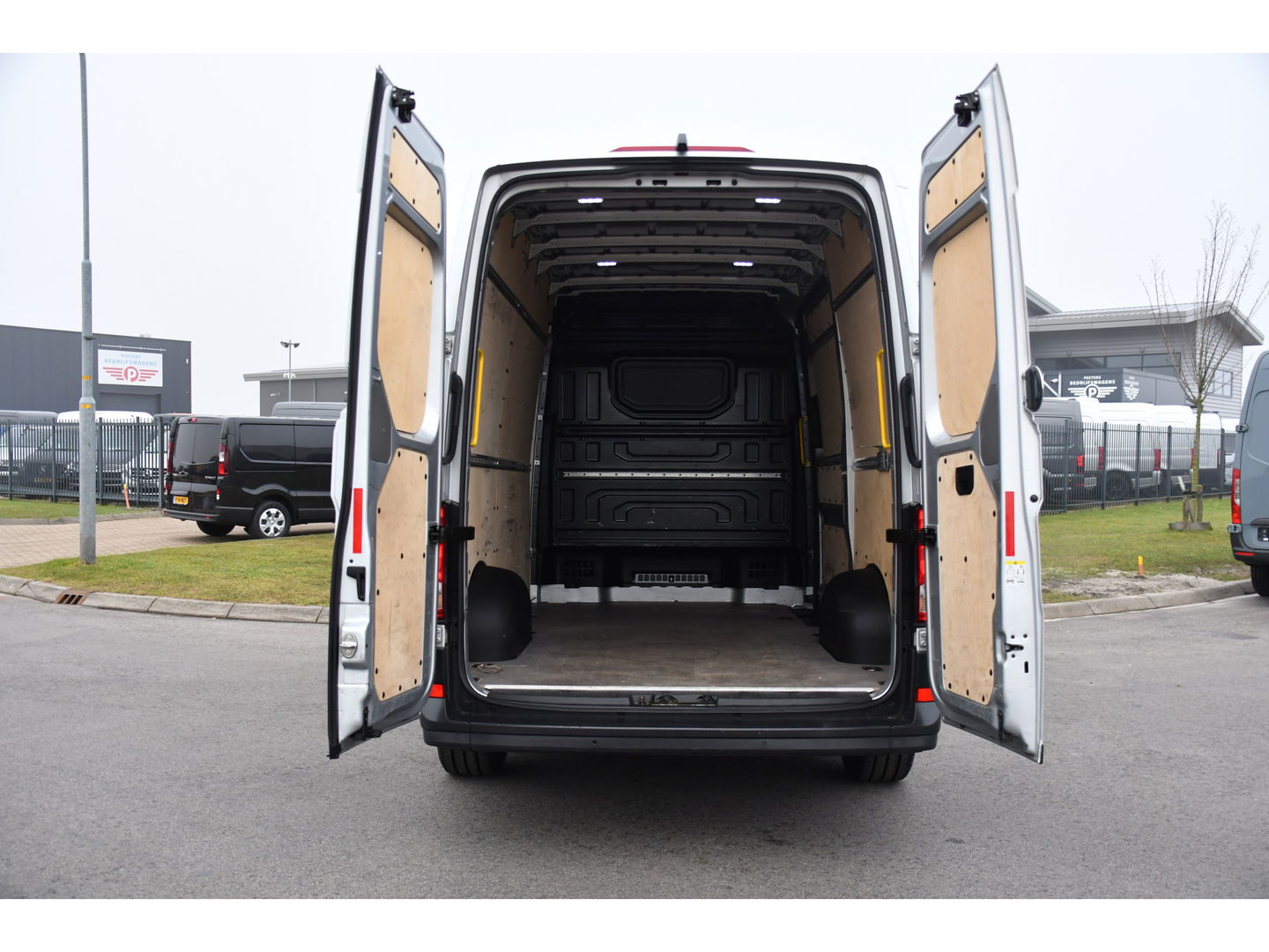 Volkswagen Crafter 30 2.0 TDI L3H3 PB Edition Camera, Carplay, Stoelverwarming, Sensoren, 140pk, Automaat, multimedia, Uniek!