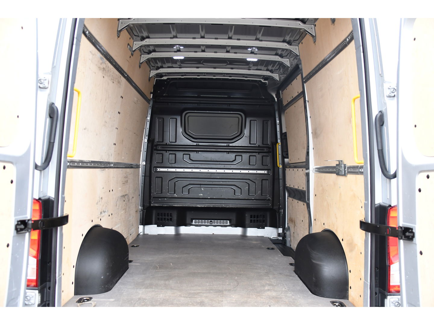 Volkswagen Crafter 30 2.0 TDI L3H3 PB Edition Camera, Carplay, Stoelverwarming, Sensoren, 140pk, Automaat, multimedia, Uniek!