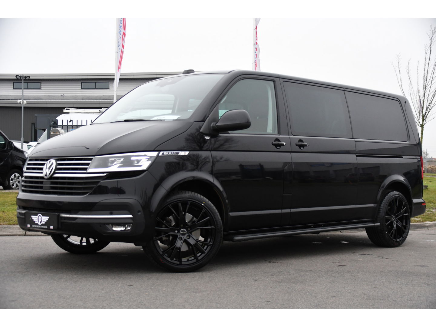Volkswagen Transporter 2.0 TDI L2H1 32 DC Bulli Virtual, Adaptieve Cruise, Carplay, Leder, LED, 204pk, Automaat, 2 x Schuifdeur, Stoelverwarming, Uniek!