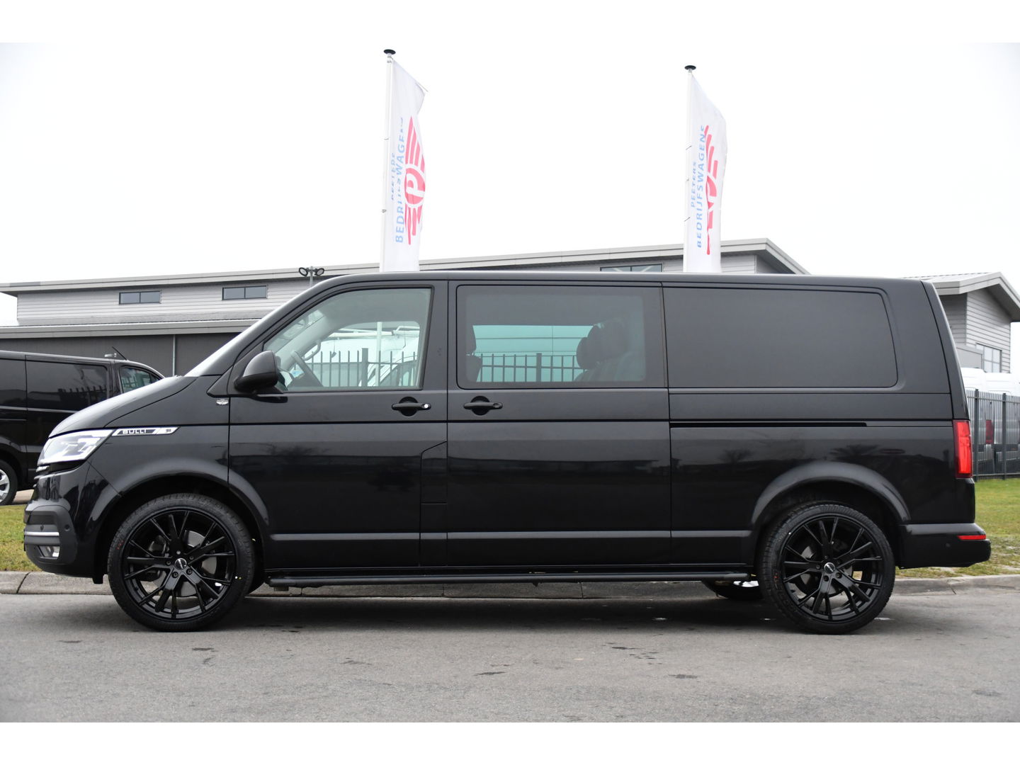 Volkswagen Transporter 2.0 TDI L2H1 32 DC Bulli Virtual, Adaptieve Cruise, Carplay, Leder, LED, 204pk, Automaat, 2 x Schuifdeur, Stoelverwarming, Uniek!