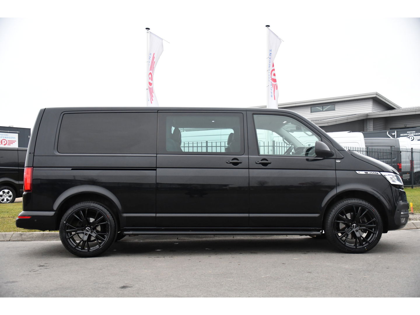 Volkswagen Transporter 2.0 TDI L2H1 32 DC Bulli Virtual, Adaptieve Cruise, Carplay, Leder, LED, 204pk, Automaat, 2 x Schuifdeur, Stoelverwarming, Uniek!