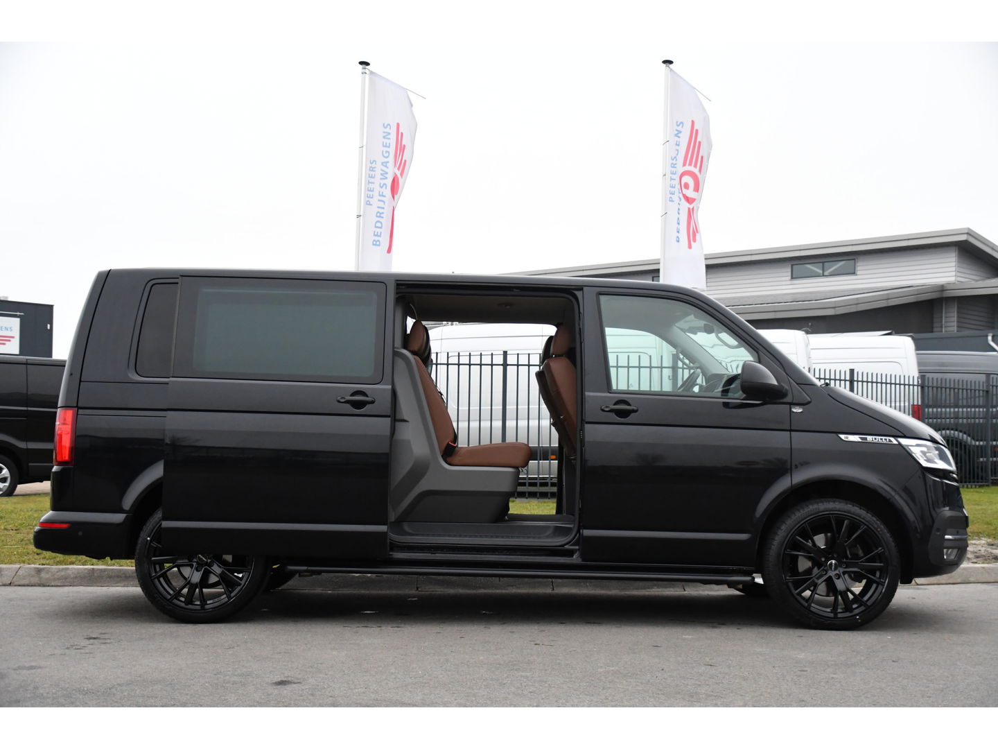 Volkswagen Transporter 2.0 TDI L2H1 32 DC Bulli Virtual, Adaptieve Cruise, Carplay, Leder, LED, 204pk, Automaat, 2 x Schuifdeur, Stoelverwarming, Uniek!