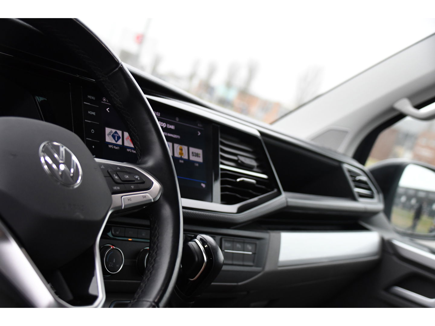 Volkswagen Transporter 2.0 TDI L2H1 32 DC Bulli Virtual, Adaptieve Cruise, Carplay, Leder, LED, 204pk, Automaat, 2 x Schuifdeur, Stoelverwarming, Uniek!