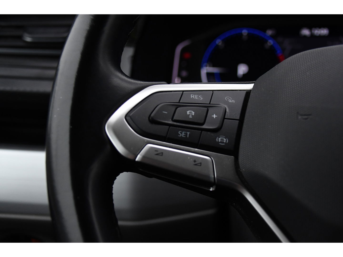 Volkswagen Transporter 2.0 TDI L2H1 32 DC Bulli Virtual, Adaptieve Cruise, Carplay, Leder, LED, 204pk, Automaat, 2 x Schuifdeur, Stoelverwarming, Uniek!