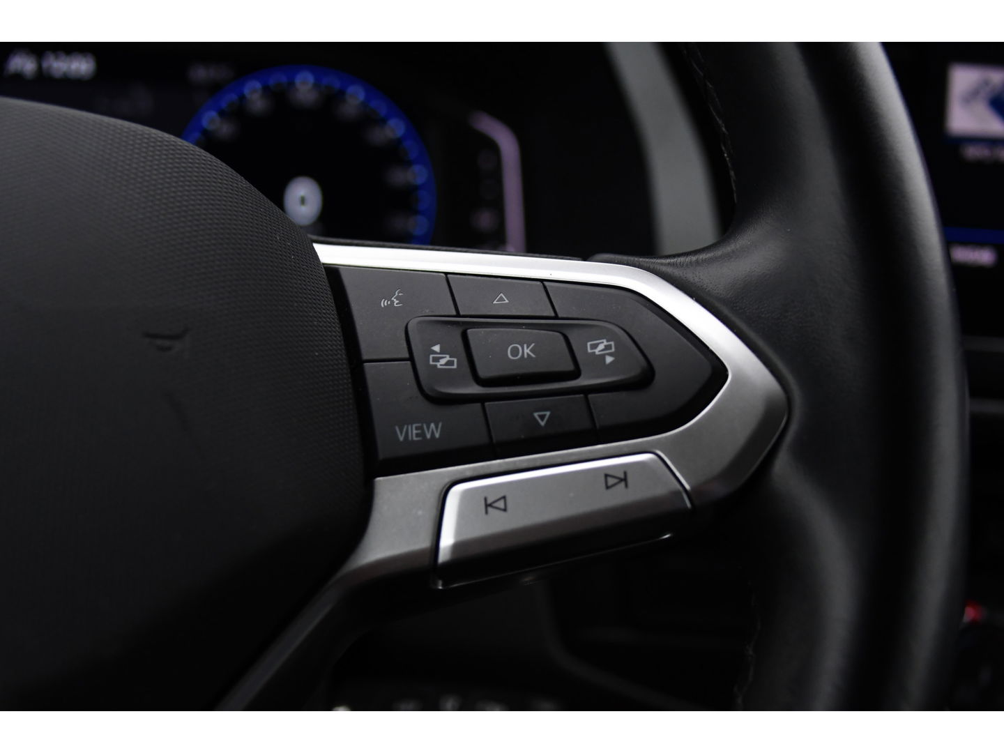 Volkswagen Transporter 2.0 TDI L2H1 32 DC Bulli Virtual, Adaptieve Cruise, Carplay, Leder, LED, 204pk, Automaat, 2 x Schuifdeur, Stoelverwarming, Uniek!