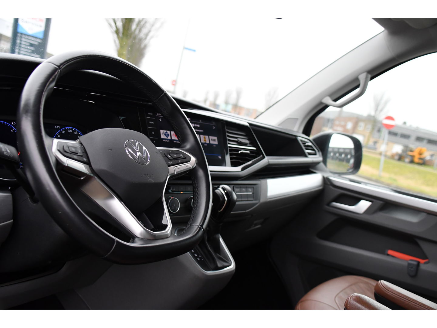 Volkswagen Transporter 2.0 TDI L2H1 32 DC Bulli Virtual, Adaptieve Cruise, Carplay, Leder, LED, 204pk, Automaat, 2 x Schuifdeur, Stoelverwarming, Uniek!