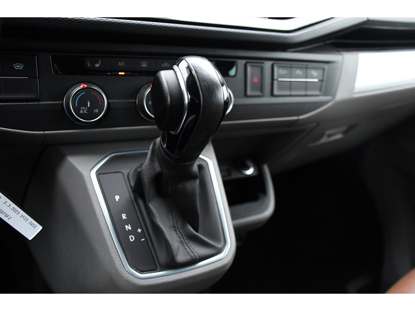 Volkswagen Transporter 2.0 TDI L2H1 32 DC Bulli Virtual, Adaptieve Cruise, Carplay, Leder, LED, 204pk, Automaat, 2 x Schuifdeur, Stoelverwarming, Uniek!