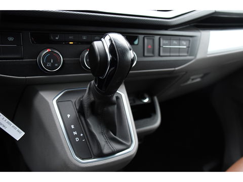 Volkswagen Transporter 2.0 TDI L2H1 32 DC Bulli Virtual, Adaptieve Cruise, Carplay, Leder, LED, 204pk, Automaat, 2 x Schuifdeur, Stoelverwarming, Uniek!