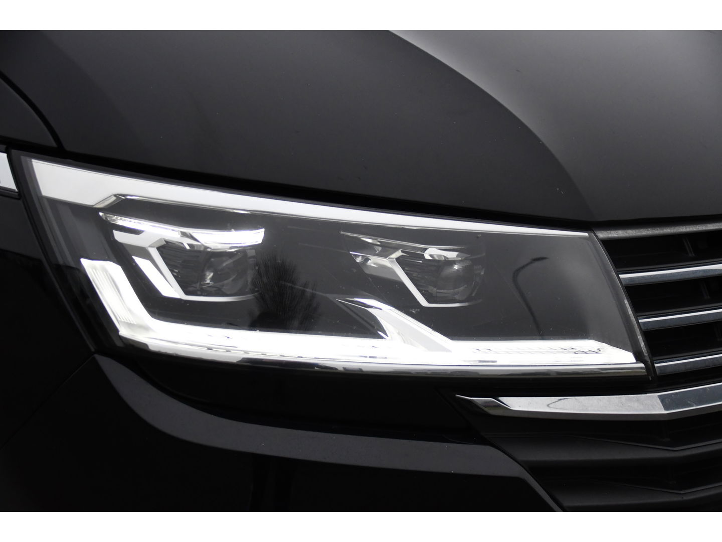 Volkswagen Transporter 2.0 TDI L2H1 32 DC Bulli Virtual, Adaptieve Cruise, Carplay, Leder, LED, 204pk, Automaat, 2 x Schuifdeur, Stoelverwarming, Uniek!