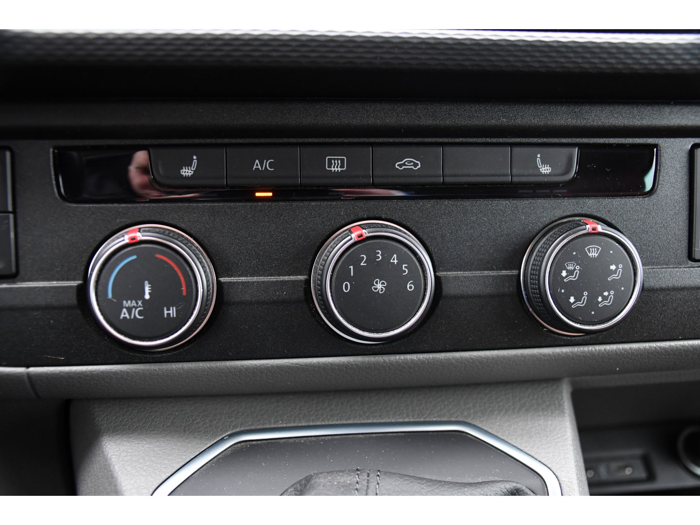 Volkswagen Transporter 2.0 TDI L2H1 32 DC Bulli Virtual, Adaptieve Cruise, Carplay, Leder, LED, 204pk, Automaat, 2 x Schuifdeur, Stoelverwarming, Uniek!