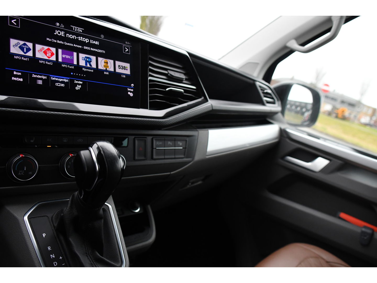 Volkswagen Transporter 2.0 TDI L2H1 32 DC Bulli Virtual, Adaptieve Cruise, Carplay, Leder, LED, 204pk, Automaat, 2 x Schuifdeur, Stoelverwarming, Uniek!