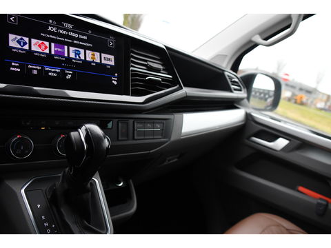 Volkswagen Transporter 2.0 TDI L2H1 32 DC Bulli Virtual, Adaptieve Cruise, Carplay, Leder, LED, 204pk, Automaat, 2 x Schuifdeur, Stoelverwarming, Uniek!