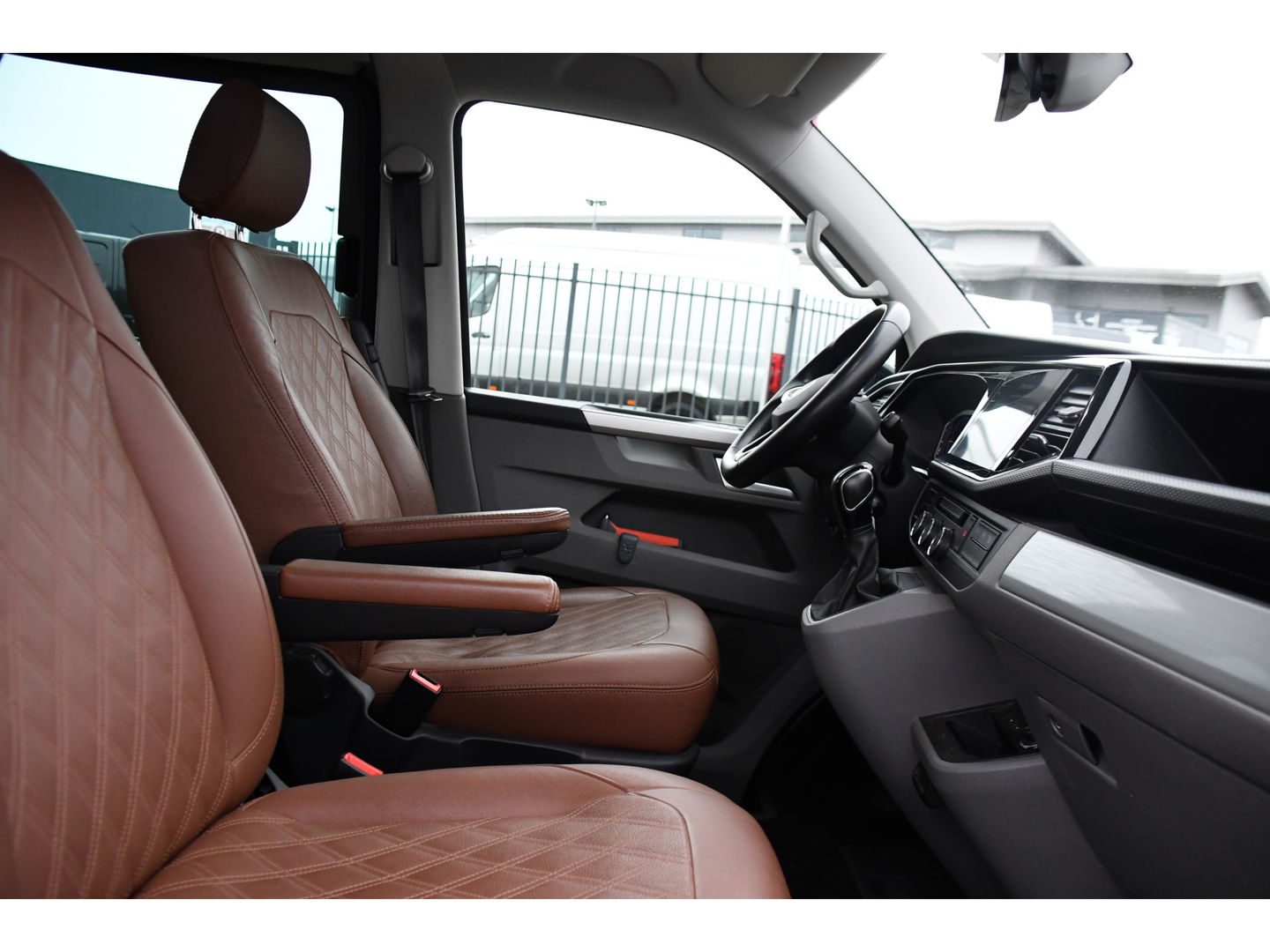 Volkswagen Transporter 2.0 TDI L2H1 32 DC Bulli Virtual, Adaptieve Cruise, Carplay, Leder, LED, 204pk, Automaat, 2 x Schuifdeur, Stoelverwarming, Uniek!